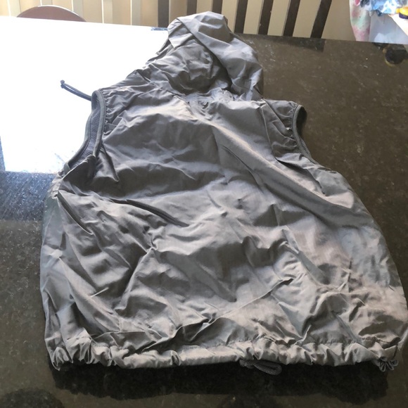 Gap light weight vest with hood - Picture 4 of 4